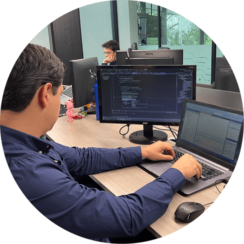 Desarrollador de IT-Seekers trabajando con código y datos en dos monitores.