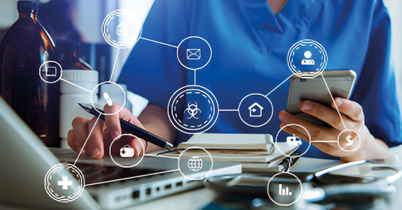 Profesional de la salud interactuando con iconos digitales, representando la transformación digital en el sector médico.