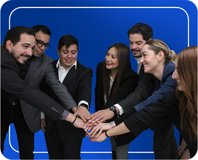 Equipo de IT-Seekers uniendo sus manos en señal de colaboración y trabajo en equipo.
