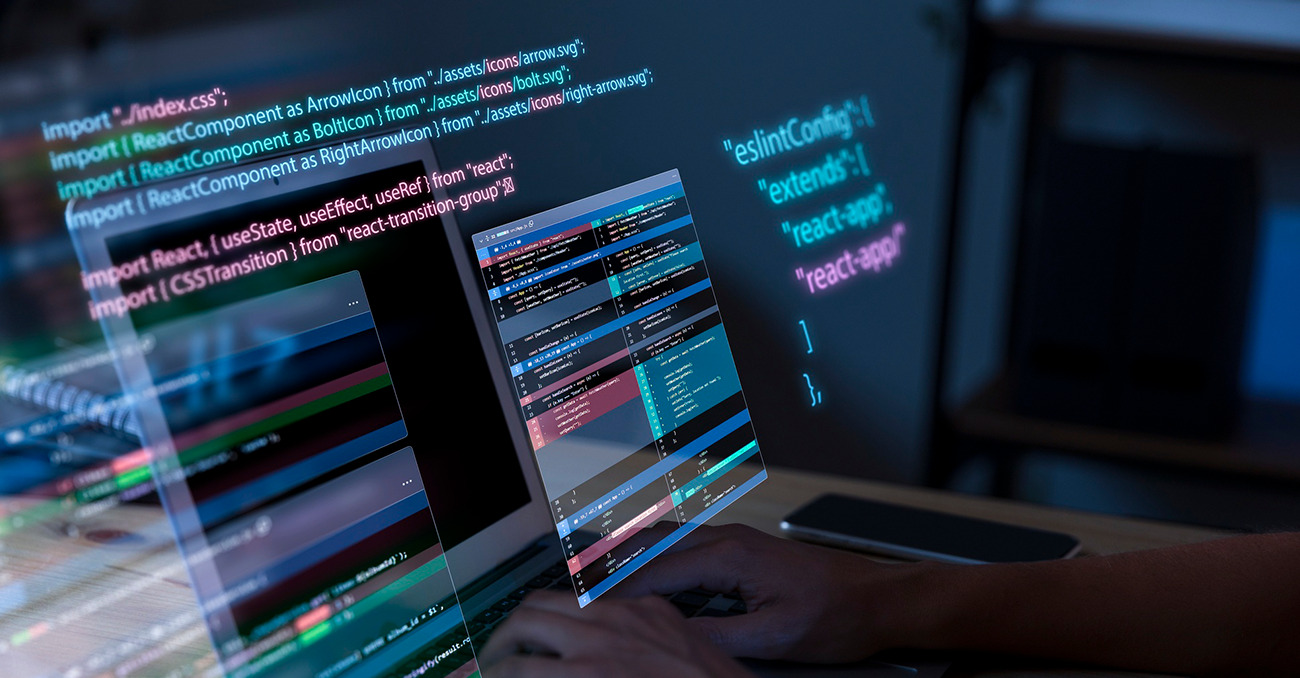 Desarrollador trabajando en código con interfaces holográficas, representando el desarrollo de software.