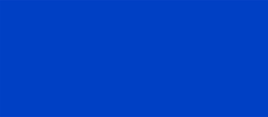 Fondo azul sólido, que representa la identidad de marca de la empresa.