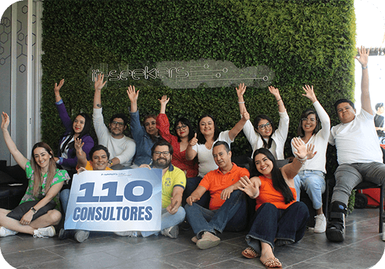 Equipo de IT-Seekers celebrando con lona de "110 Consultores".