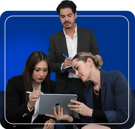 Tres consultores de negocios colaborando y revisando una estrategia en una tablet.
